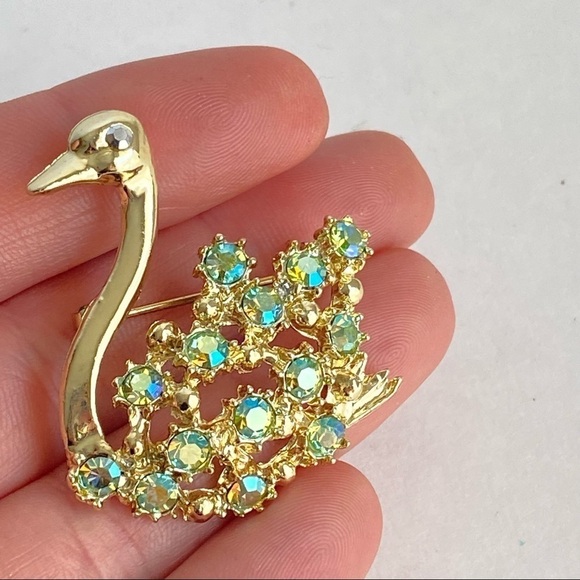 Vintage Swan Brooch Aurora Borealis Crystal Green Rhinestone Gold Tone 60s Retro - Picture 7 of 8